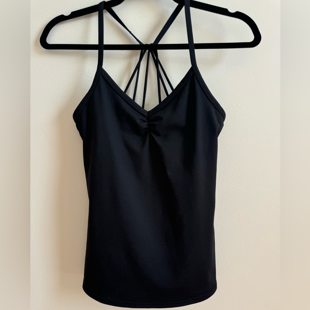 Alo Twist back yoga tank top with shelf bra